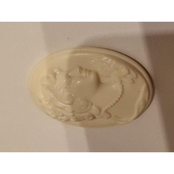 Vintage Cameo Victorian style lady with pearls flower. Brooch Pendant Charm - Picture 4 of 6